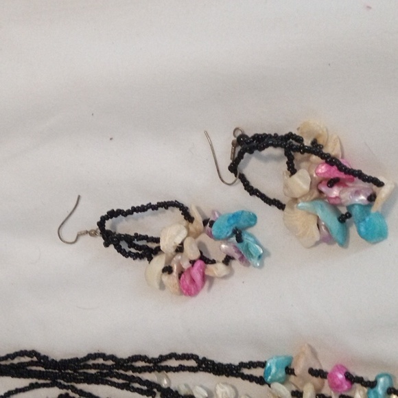Multi-color beaded necklace with earrings - Picture 2 of 4